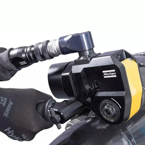 Usando una llave hidráulica TF Atlas Copco en Argentina, venta y distribución KaDDe SuR